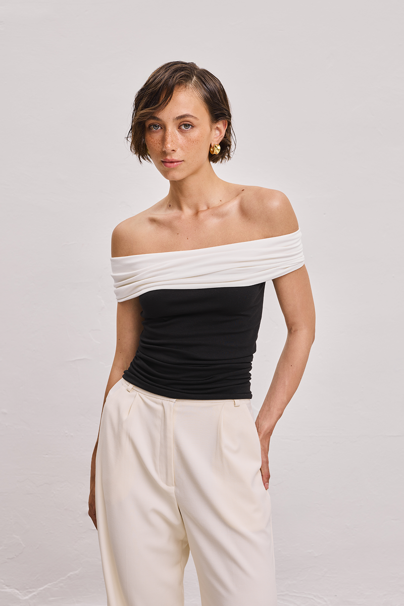 Топ з відкритими плечима