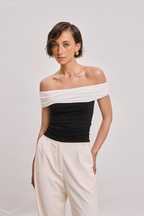 Топ з відкритими плечима