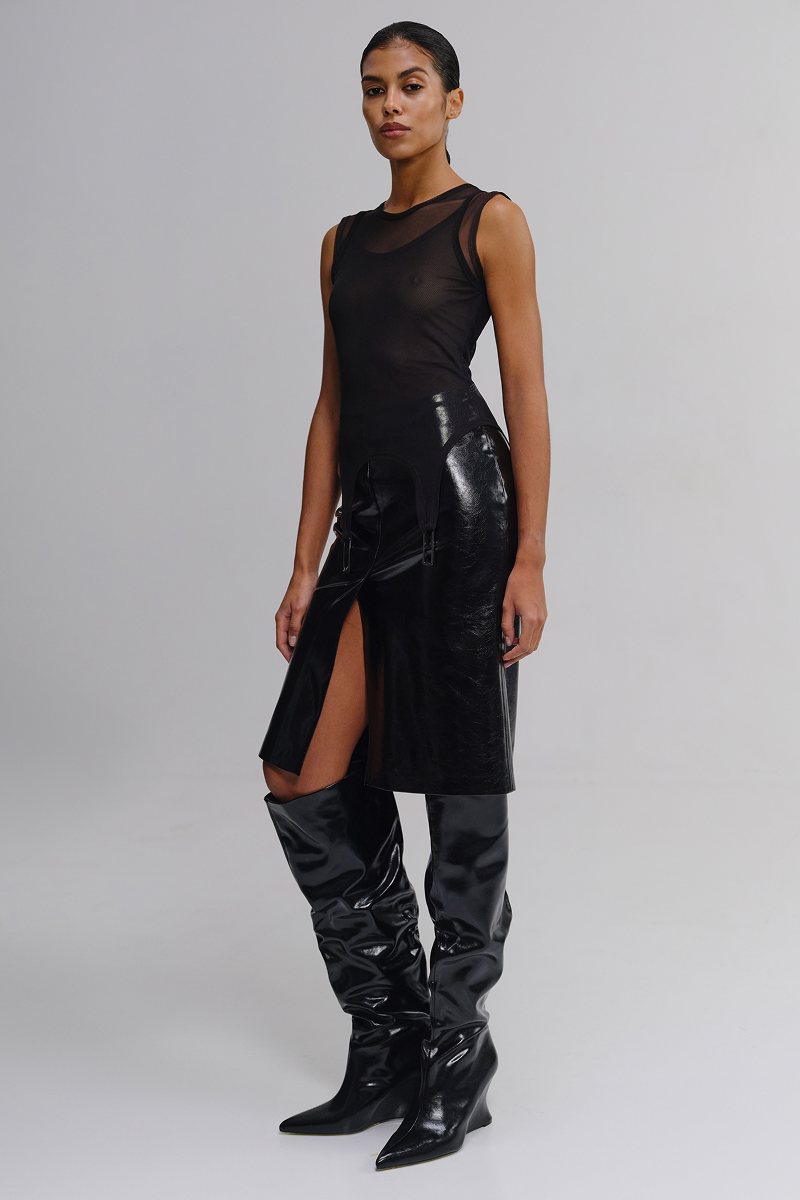 Спідниця міді з лакованої екошкіри