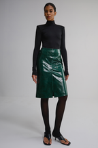 Спідниця міді з лакованої екошкіри