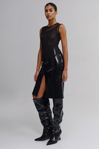 Спідниця міді з лакованої екошкіри