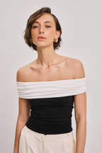 Топ з відкритими плечима