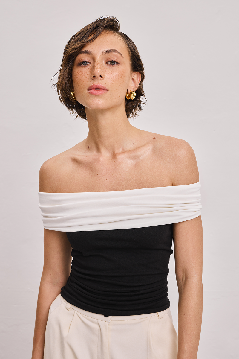 Топ з відкритими плечима