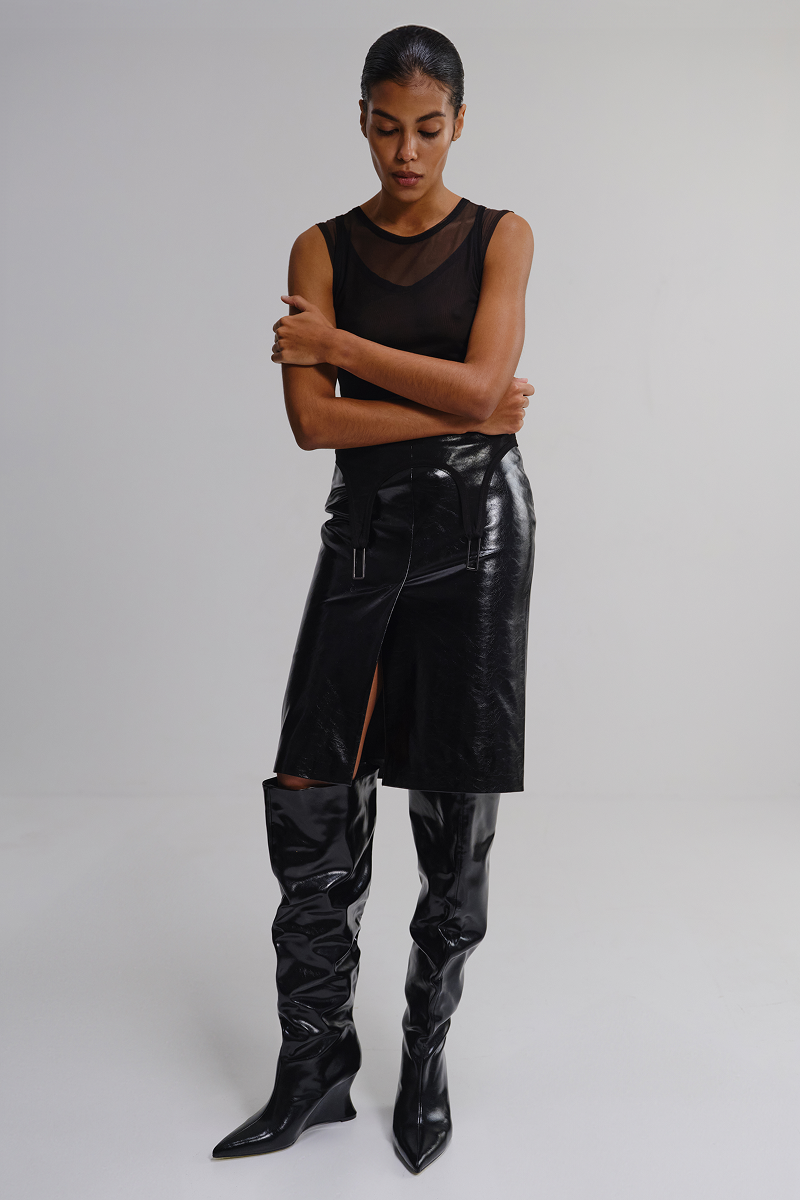 Спідниця міді з лакованої екошкіри