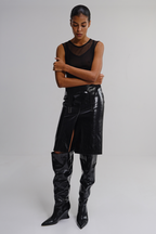 Спідниця міді з лакованої екошкіри