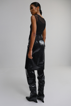 Спідниця міді з лакованої екошкіри