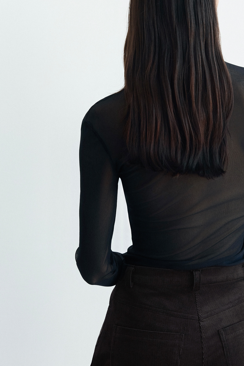 Прозорий лонгслів-сітка з акцентною деталлю