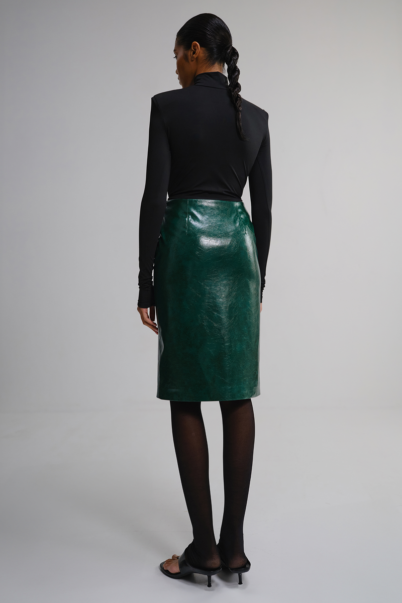 Спідниця міді з лакованої екошкіри