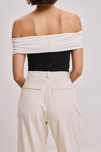 Топ з відкритими плечима