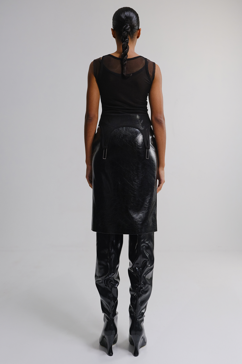 Спідниця міді з лакованої екошкіри