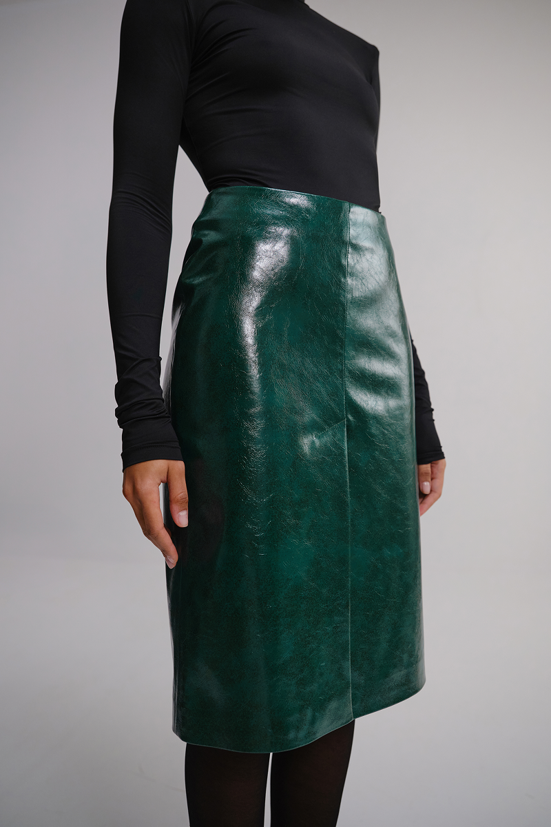 Спідниця міді з лакованої екошкіри